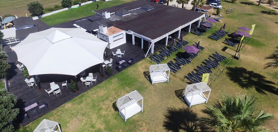 Salón exterior de Kanguro Chiringuito en Costa Ballena con sofás de ratán
