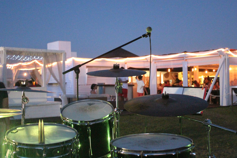 Batería en directo al atardecer en el chill out del chiringuito Kanguro