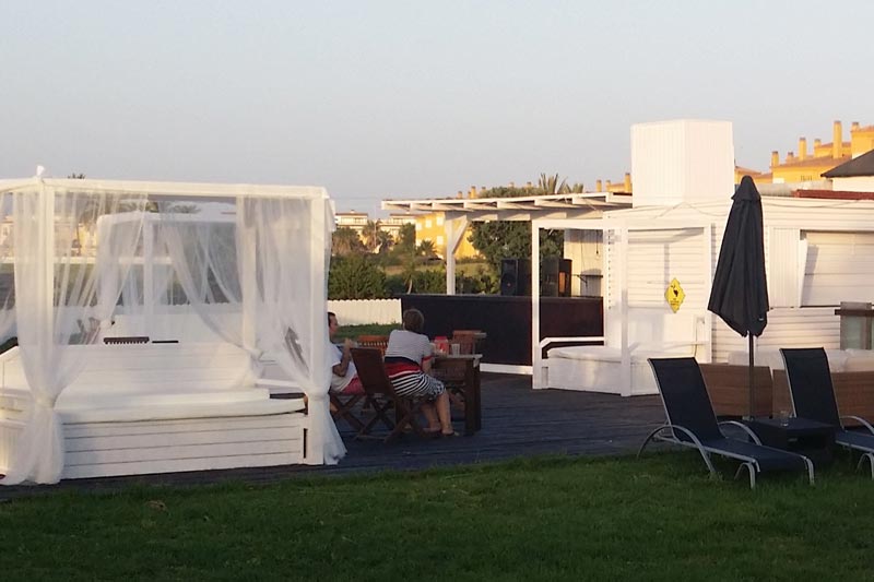 Zona chill out de día en el beach club Kanguro de Costa Ballena