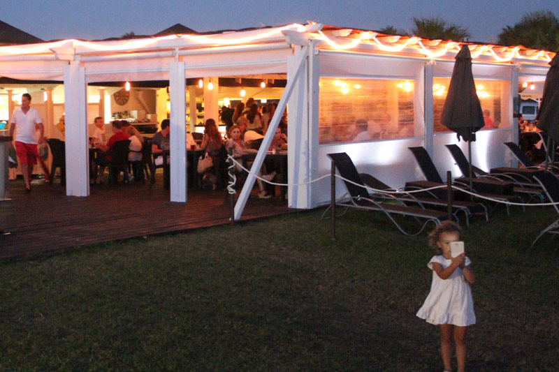Cócteles al atardecer en el beach club de Costa Ballena