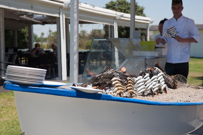 Cóctel de empresa frente al mar en el chiringuito de Costa Ballena