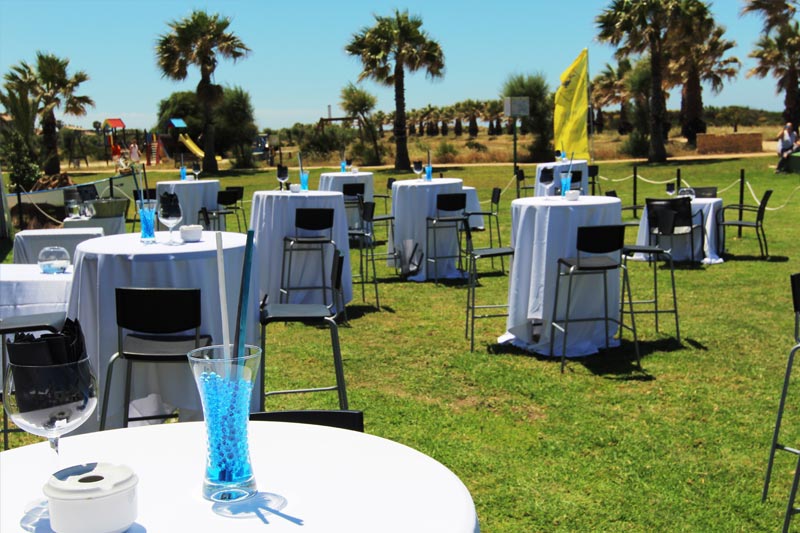 Celebración sobre el césped del chiringuito Kanguro en Costa Ballena