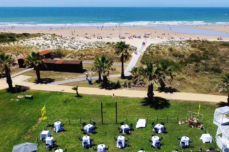 Ambiente de fiesta en un evento nocturno del chiringuito en Costa Ballena