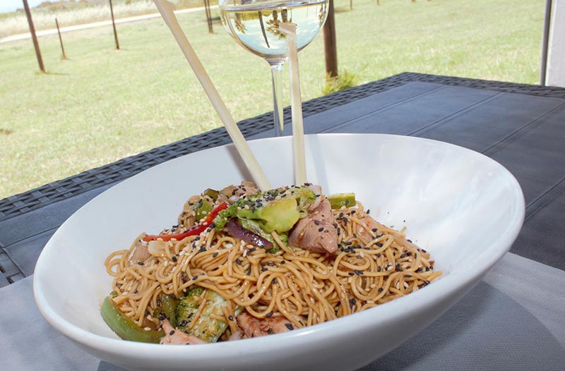 Plato de la carta del chiringuito Kanguro en Costa Ballena