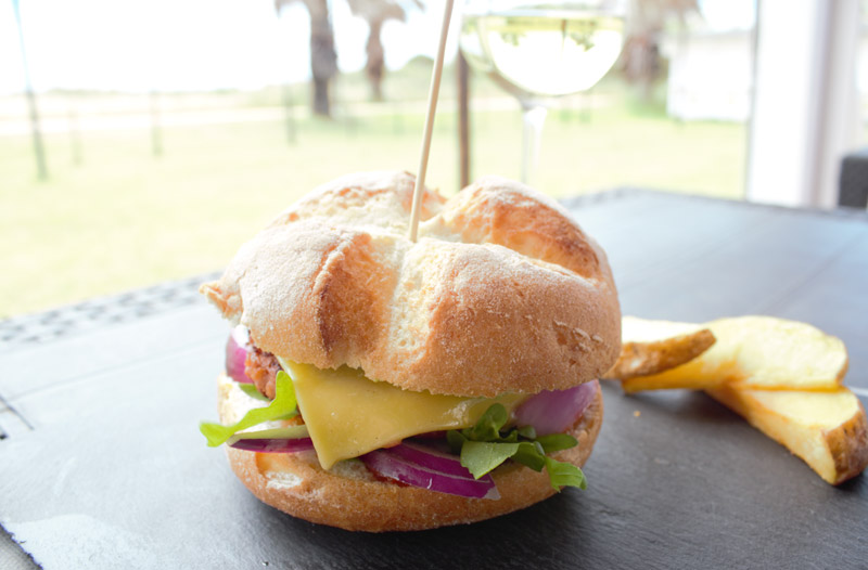 Plato de la carta del chiringuito Kanguro en Costa Ballena