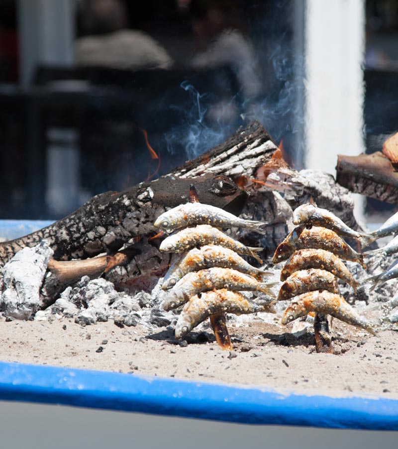 Espeto de sardinas a la brasa, especialidad del chiringuito Kanguro en Costa Ballena